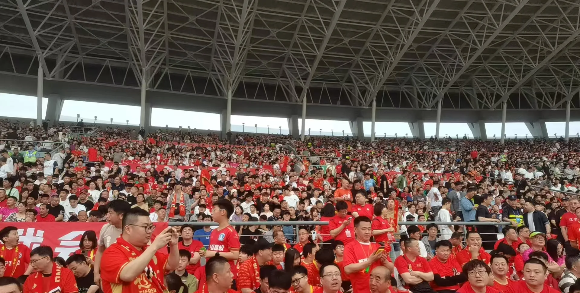 新赛季开幕战激情上演,球迷欢呼雀跃的简单介绍 新赛季开幕战激情上演,球迷欢呼雀跃的简单介绍