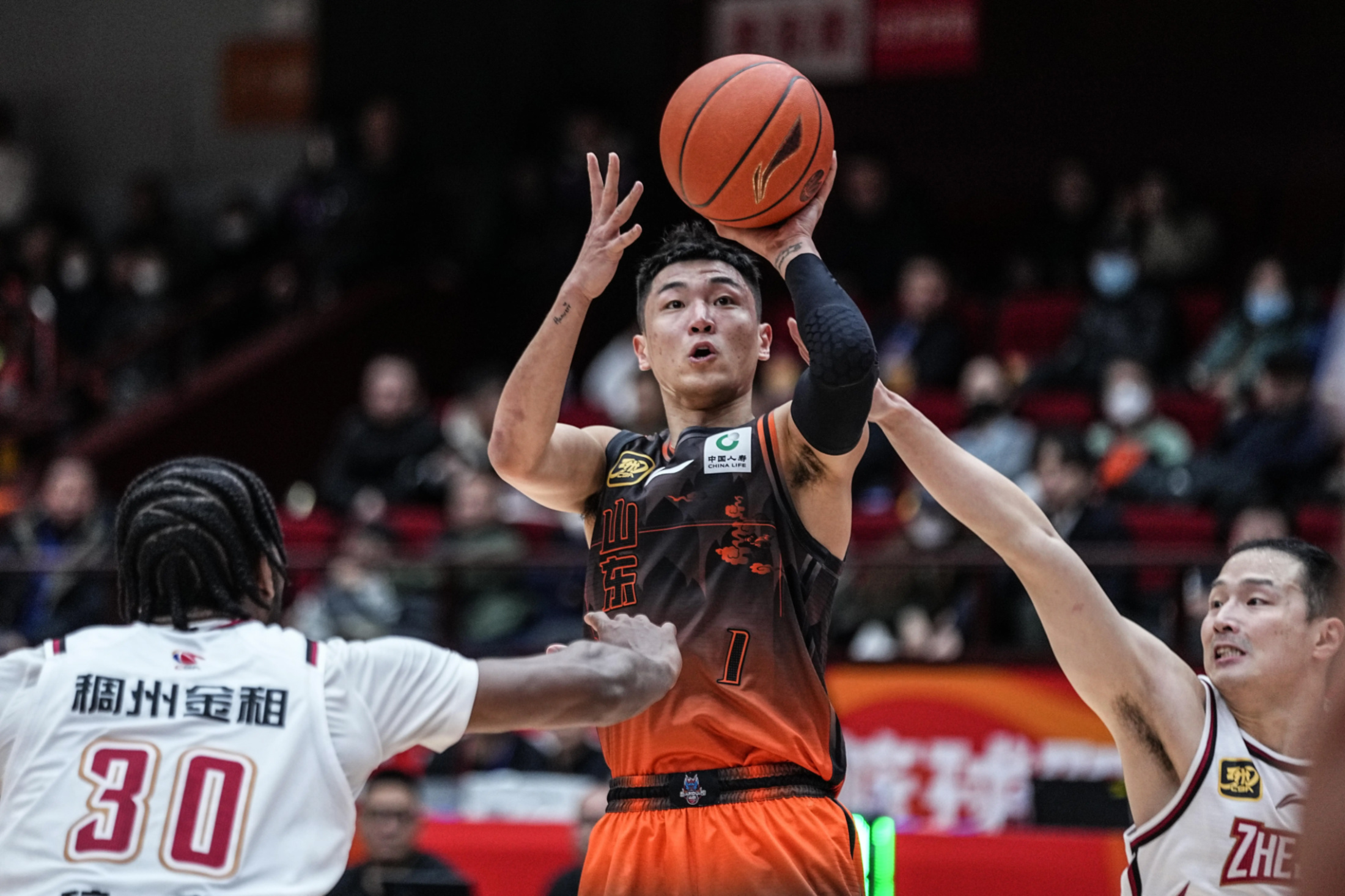 山东男篮在关键时刻抢下比赛胜利的简单介绍